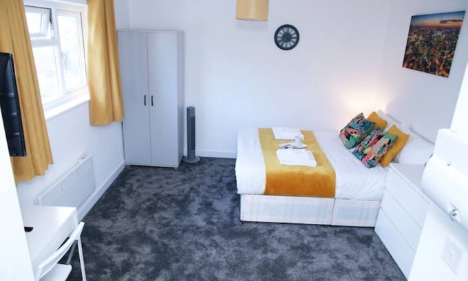 South Harrow Apartment | South Harrow Apartment With Free Parking