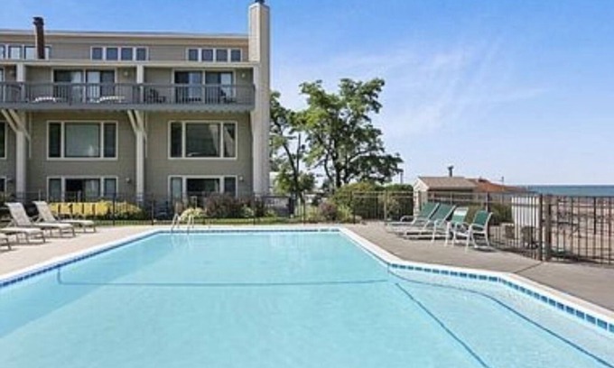 South Haven Condo | South Haven Condo w/LAKE MICHIGAN + LIGHTHOUSE VIEWS w/POOL + PRIVATE BEACH