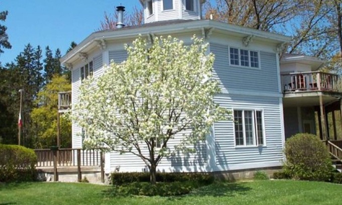 South Haven Condo | South Haven, MI Octagon -Cozy Home with Fireplace & Outdoor Pool-Read our review