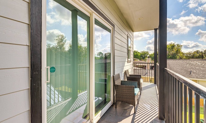 South Houston Apartment | South Houston Townhome w/Patio & Gas Grill!