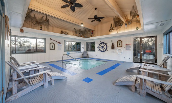Lake Hamilton Condo | South Shore 2 Bedroom! Gameroom/Hottub room/Sauna! Mini-Golf! Lakeview Sleeps 8!