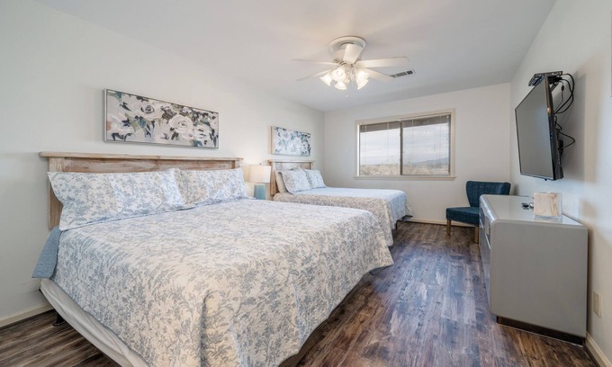 Lake Hamilton Condo | South Shore Updated 2 Bedroom! Gameroom/Hot tub/2 Pools, Mini-Golf? Sleeps 8!