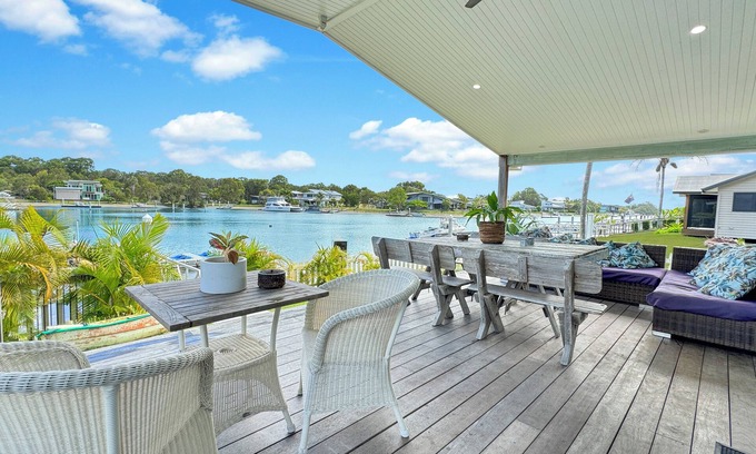 Gold Coast House | South Stradbroke Island Waters - family beach house 4 bedroom on the water *NEW*