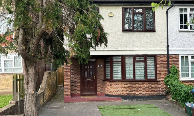 Ravensbury House | South West London (Mitcham) 3 bedroom Semi Detached House