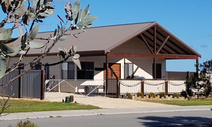 Bremer Bay House | "SOUTH WINDS" Large Modern family house close to shop, parks and river