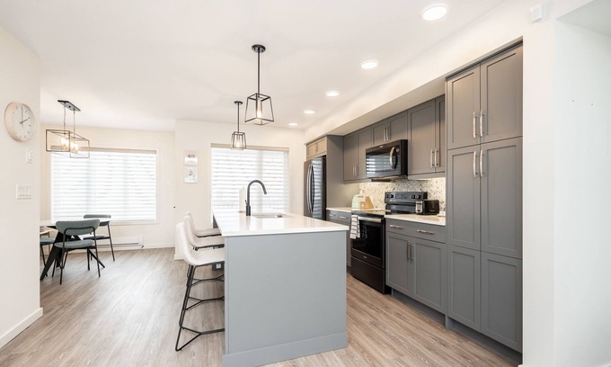 Fort Gary Condo | South Winnipeg Modern 3BR 2.5BATH+ Free Parking (214-325)