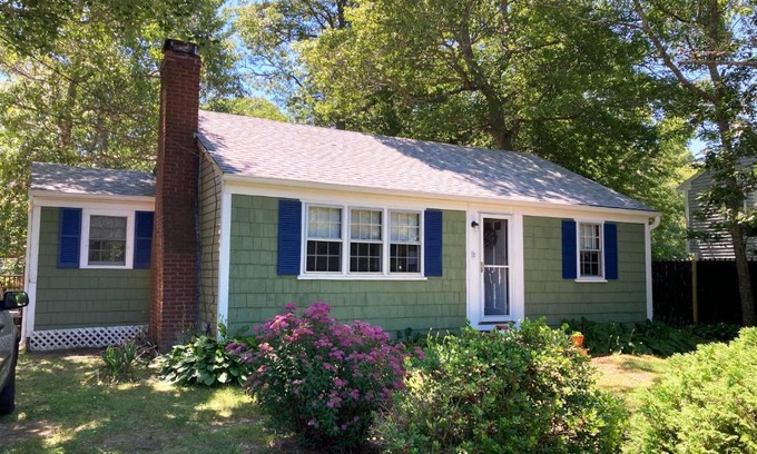 South Yarmouth House | South Yarmouth Cottage about Half Mi to Beaches!