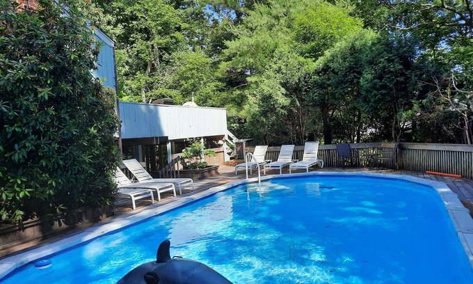 Southampton House | Southampton Pickleball Walk to beach. Kayaks on lake Park-like grounds Pool