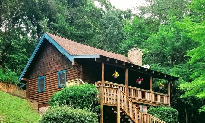 Sevierville Cabin | Southern Charm -Charming & Clean Log Cabin!