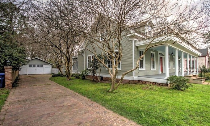 East Natchitoches House | Southern Charm, restored 1901 Home sleeps 10, 4 queen beds, 1 full bed, 1twin