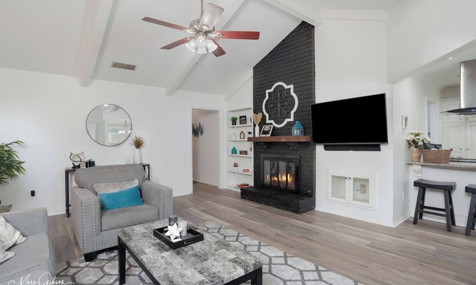 Springlake House | Southern Comfort Retreat: King Bed, Near LSUS & Barksdale AFB, Fast wifi.
