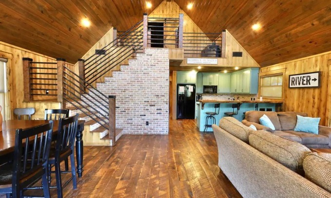 Glenwood House | Southern Grace on the Caddo - on the RIVER! with HOT TUB!