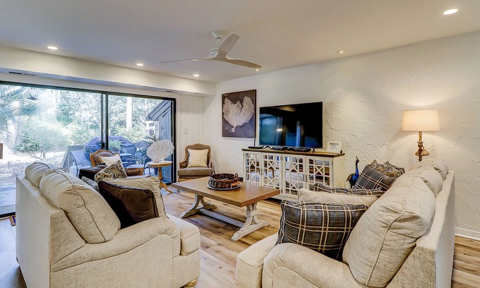 South Beach Villa | Southern island gem with high-speed WiFi, washer/dryer, & cozy patio/balcony