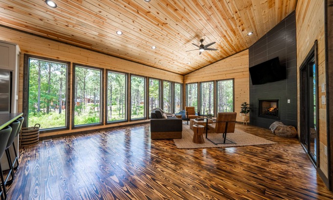 Broken Bow Cabin | Southern Leisure in Broken Bow - Modern Luxury Cabin w/Hot Tub and Fireplace