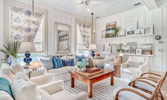 Watercolor House | Southern Living Cover Star! Amazing Front Porch, 1 Min to Beach Club, w/Bikes