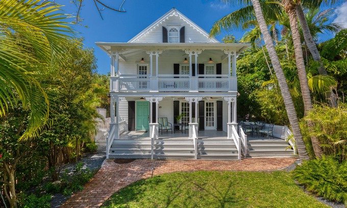 Historic Seaport House | SOUTHERNMOST BELLE~ Heated Pool, Gourmet Kitchen & Elegant Large Bedrooms!