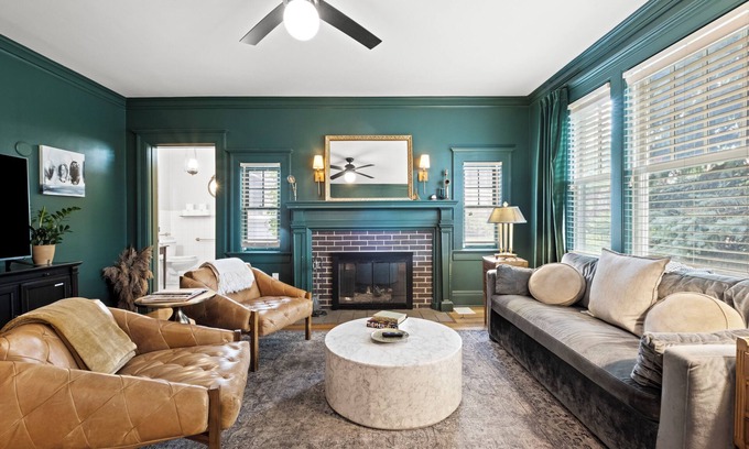 Southmoreland House | Southmoreland Mansion and Guest House on the Plaza | Sleeps 28!