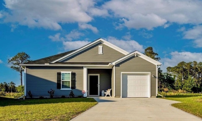 Southport House | Southport Seascape -New, 3 miles to beach, perfect for a family-friends getaway!