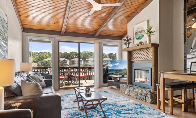 Village of Four Seasons Condo | Southwood Shores 304-4B - Updated Top Floor Condo!