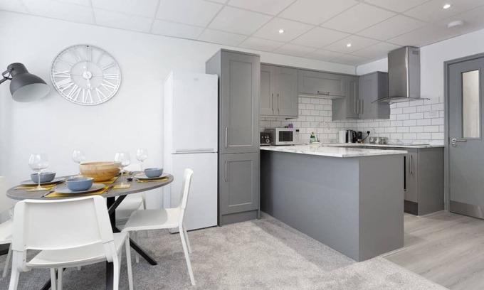 Portsmouth Apartment | Sovereign Gate 2 - Beautifully appointed 2 bedroom 1 bathroom apartment