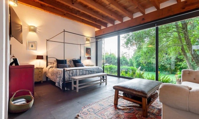 Valle de Bravo House | Spectacular and modern house with a large terrace and garden