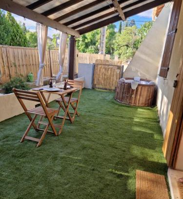 Saint-Pargoire Apartment | Spa et lit baldaquin