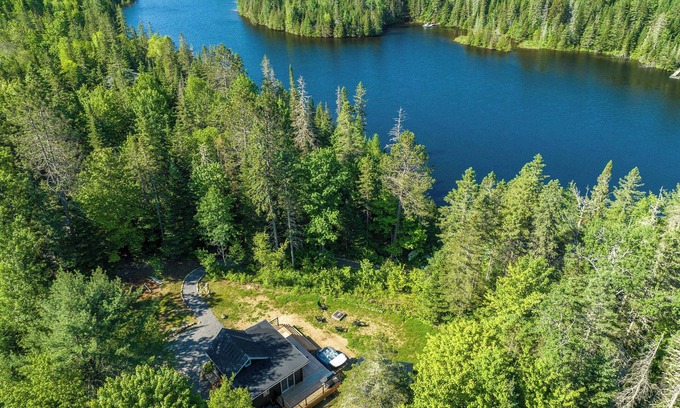 Saint-Alphonse-Rodriguez Ski Chalet | Spa, Private Lake & EV - Chalet Hello