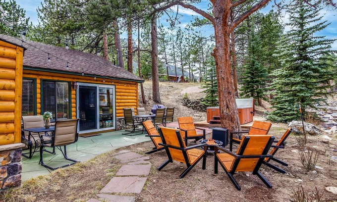 Estes Park House | SPA RIVER CABIN On River, Hot Tub, 5 Min RMNP 3Bdrm/2Ba, Firepit