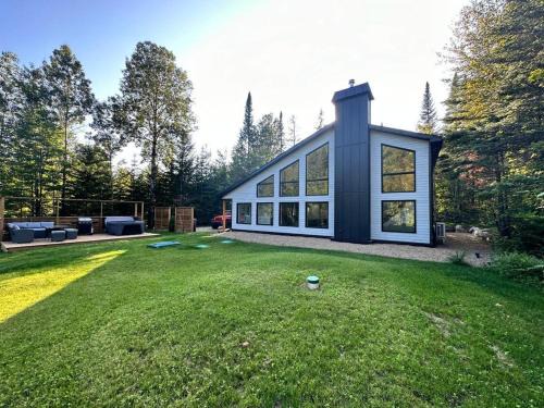 Entrelacs Ski Chalet | Spa River Pool Table - Chalet Ombre & Lumiere