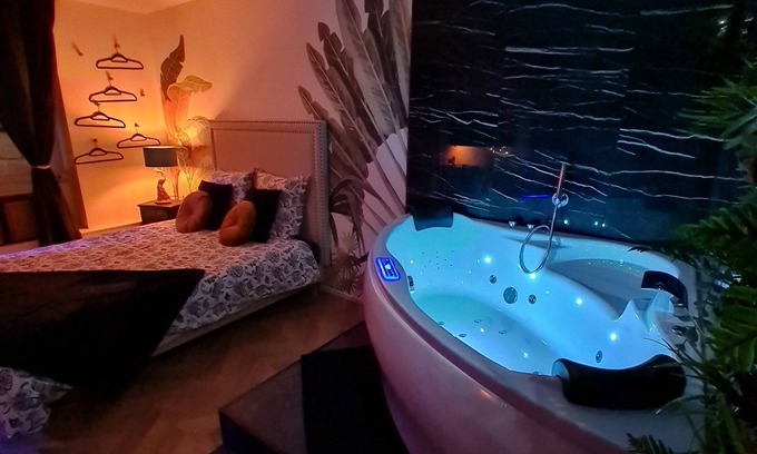 Macon Apartment | Spa, sauna, tropical rain sky, complimentary bottle, romantic night