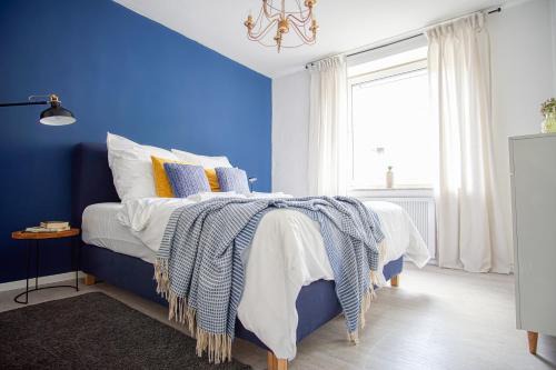 Frohnhausen Apartment | SpaceStays Blue Raspberry Apartment WIFI Parking!