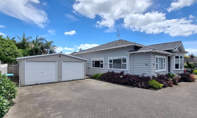 Remuera House | Spacious 5-bedroom Bungalow in Remuera w Parking