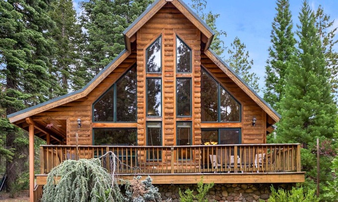 Lake Almanor Country Club Cabin | Spacious Cabin Retreat