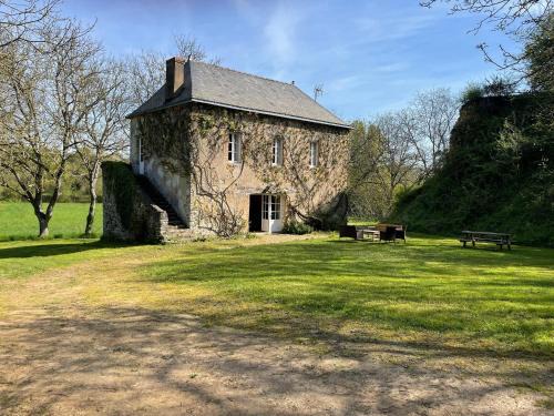 Solesmes House | Spacieuse maison au bord de la rivière, proche du Mans, avec équipements modernes, idéale pour familles - FR-1-410-440