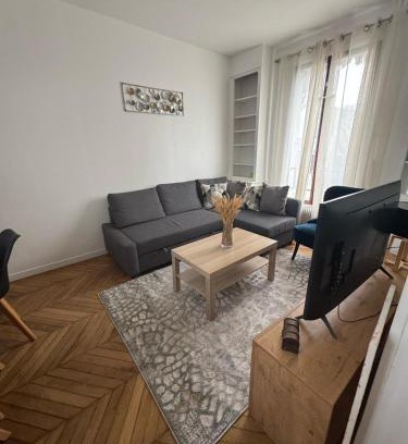 Stains Apartment | Spacieuse maison, CDG, Astérix, Disney, Paris