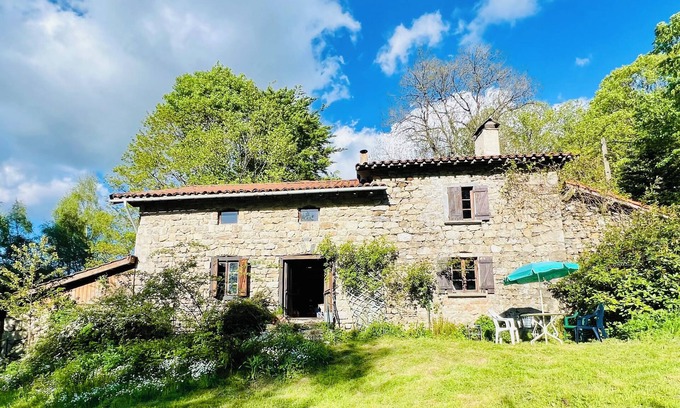 Ambert Other | Spacieuse maison en pierre de taille nichée à la lisière de la forêt!