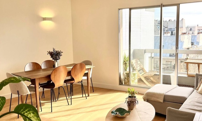 Quartier de la Folie-Mericourt Apartment | Spacieux Appartement, 2 Chambres Avec Balcon, 9ème Étage. Paris 11ème