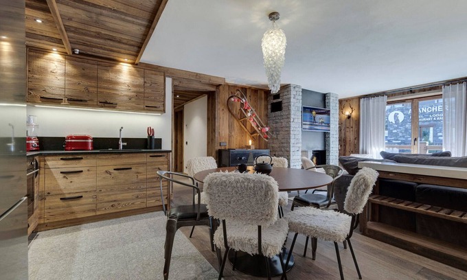 Val-d'Isere Apartment | Spacieux Apt 3 Chambres avec Cheminée, Balcon et Parking à Val d'Isère