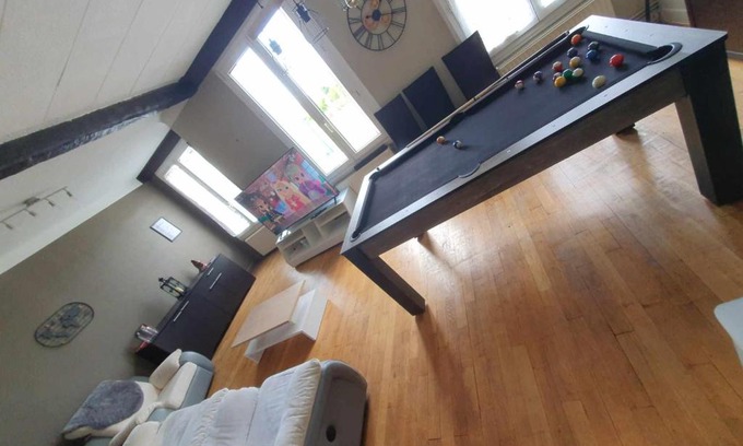 Verdun Apartment | Spacieux - LITERIE HAUT DE GAMME - Billard - Fléchette -TV 65" - Netflix - Amazon Prime- LIT KING SIZE - 4 chambres - Jeux enfants - Terrasse - Barbecue - Géré par Presta-Zen'Services- Chez Aline