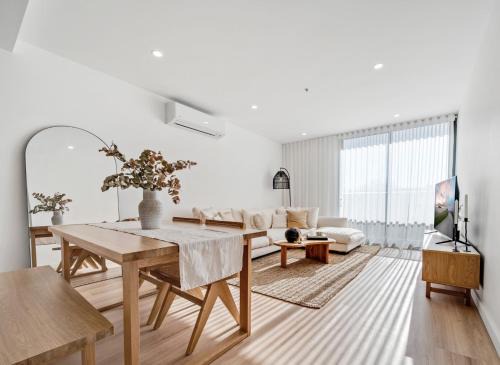 Narrabundah Apartment | Spacious 1-Bed Apartment with Gym, BBQ & Parking