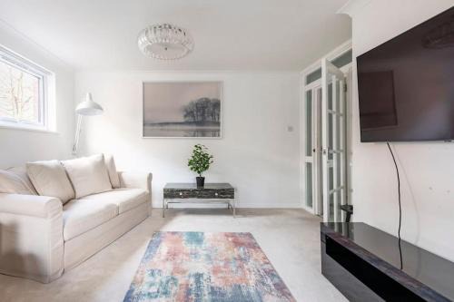 London Borough of Bromley Apartment | Spacious 1 bed apartment with parking & balcony!