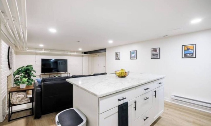 Richmond Apartment | Spacious 1 bedroom, 1 bathroom unit w/private entrance, on site parking+laundry