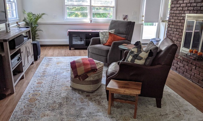 Bedford Apartment | Spacious 1 bedroom apartment in Lexington MA, surrounded by nature trails