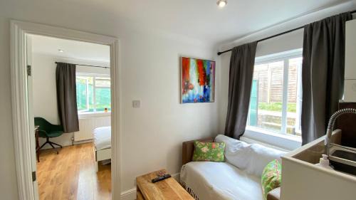 Friern Barnet Apartment | Spacious 1 Bedroom near central London Kings Cross walking to Arnos Grove Tube, Alexandra Palace, Euston