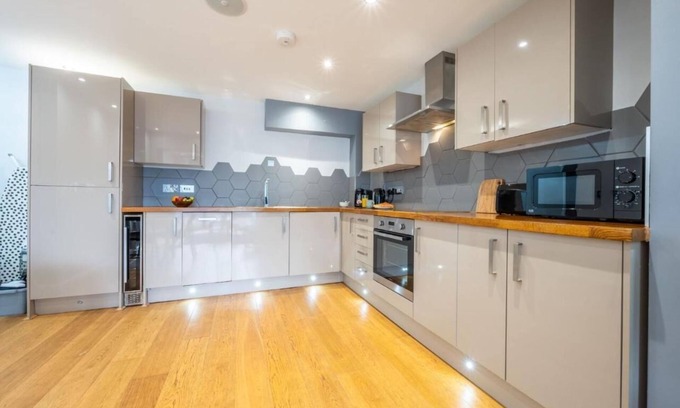 Riverside Apartment | Spacious 1-Bedroom Pontcanna Getaway