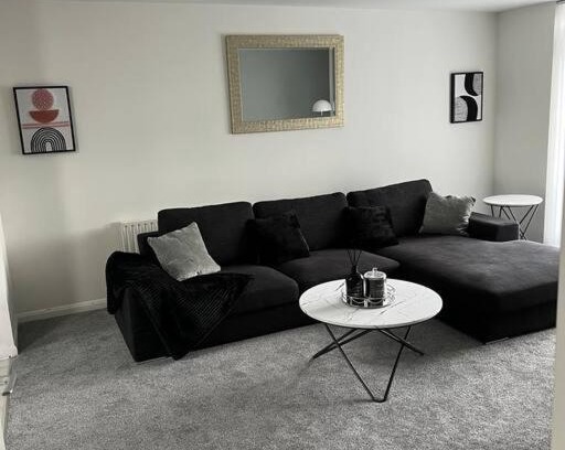 Holland Park Apartment | Spacious 1 Bedroom rental unit in West London
