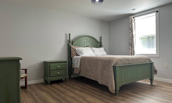 Palmyra Apartment | Spacious 1-bedroom apartment in Scottsville.