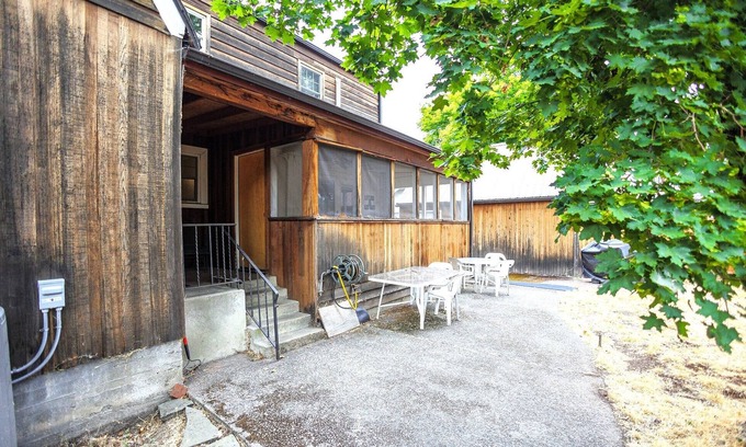 City Center Medford House | Spacious 1 Bedroom with covered porch, centrally located to all things Rogue!