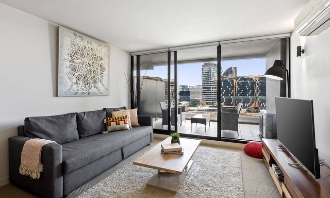 Melbourne Central Business District Apartment | Spacious 1-BR CBD APT - BALCONY