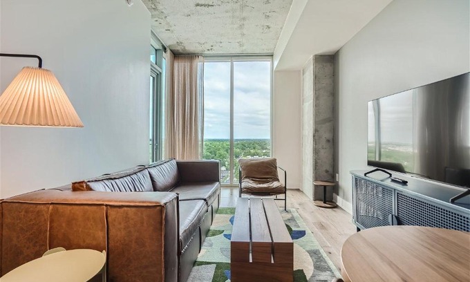 Rainey Street Historic District House | Spacious 1 BR condo - Amazing views - Pool - Kitchen